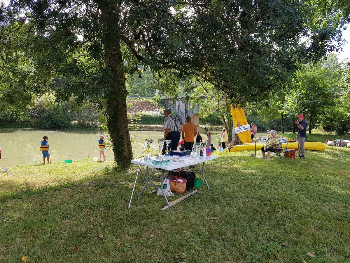 ホテル Camping Le Mouliat Moncrabeau エクステリア 写真
